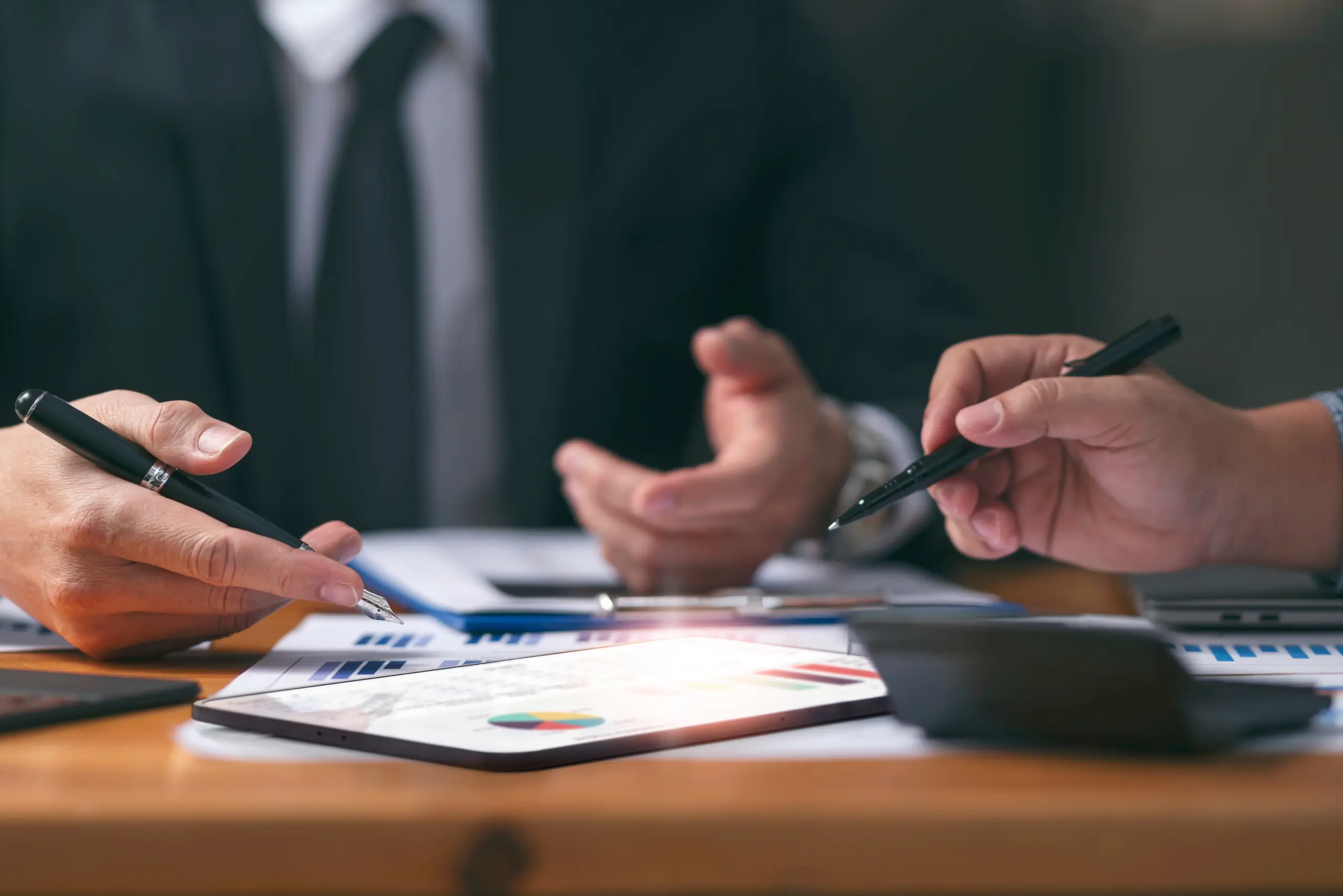 Analyse von Finanzdaten und Grafiken auf einem Bildschirm oder Papier zur Steuerung der Unternehmensziele.