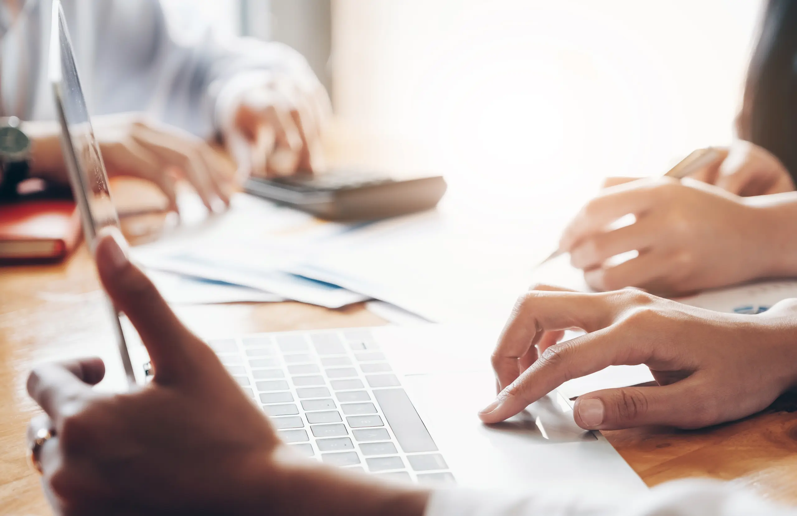 Ein Team arbeitet konzentriert an einem Projekt unter Einsatz digitaler Tools und moderner Business-Software.